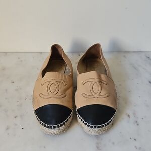 CHANEL: Tan and Black Soft Lambskin Classic Espadrilles